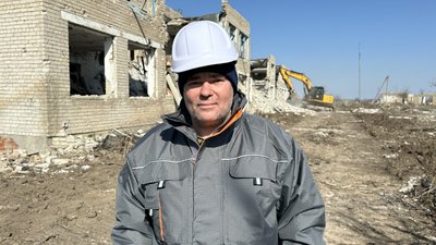 Ветерани російсько-української війни долучилися до демонтажу школи на Миколаївщині Ветерани російсько-української війни долучилися до демонтажу школи на Миколаївщині