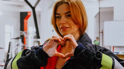 У Тернополі рятувальниця одягнула бойовий одяг пожежного, виконуючи вправи на перекладині У Тернополі рятувальниця одягнула бойовий одяг пожежного, виконуючи вправи на перекладині