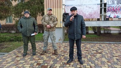 У Новомиргороді протестують проти щомісячних премій міському голові і працівникам міськради У Новомиргороді протестують проти щомісячних премій міському голові і працівникам міськради