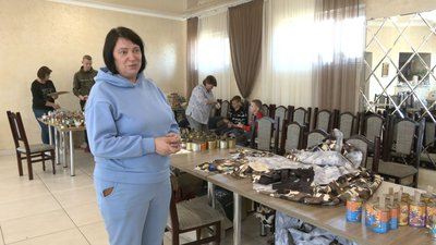 "Україна – понад усе!": волиняни виготовляють окопні свічки з патріотичними надписами "Україна – понад усе!": волиняни виготовляють окопні свічки з патріотичними надписами