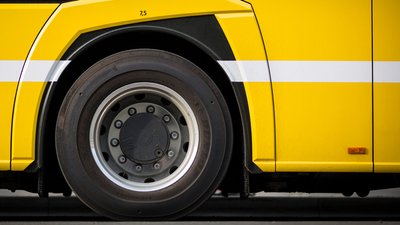 Жінка випала з автобуса у Чернігові: жінку госпіталізували