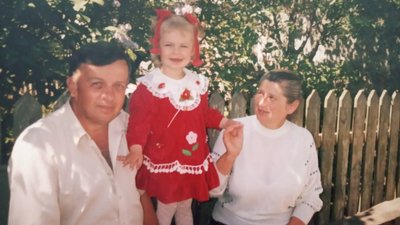 Лауреатка Юліана Нестерович у дитинстві з дідусем та бабусею