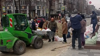 У Харкові третій монумент обкладають мішками із піском У Харкові третій монумент обкладають мішками із піском