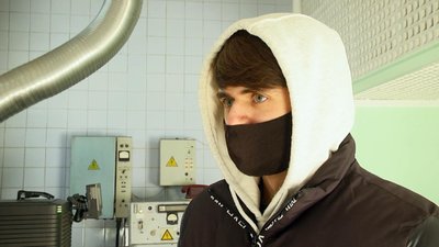 Богдан Солонін прийшов на роботу в кінотеатр "Планета" чотири місяці тому. Зарплату не отримував ще жодного разу. Богдан Солонін прийшов на роботу в кінотеатр "Планета" чотири місяці тому. Зарплату не отримував ще жодного разу.