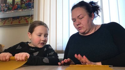 Теплий віск нагадує про дім: у Тернополі переселенці виготовляли стрітенські свічки Теплий віск нагадує про дім: у Тернополі переселенці виготовляли стрітенські свічки