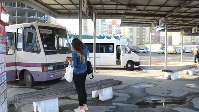 Через карантин на Тернопільщині перевізники і водії відмовились виїжджати на рейси Через карантин на Тернопільщині перевізники і водії відмовились виїжджати на рейси