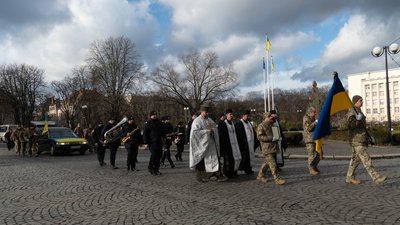 В Ужгороді попрощалися із полеглим захисником Максимом Євдокимовим В Ужгороді попрощалися із полеглим захисником Максимом Євдокимовим