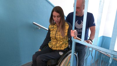 Немає ліфта. Тренер харківських призерок Паралімпіади носить спортсменів у зал на руках Немає ліфта. Тренер харківських призерок Паралімпіади носить спортсменів у зал на руках