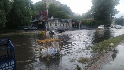 "Плавали" та шукали номера від автівок: Черкаси після зливи