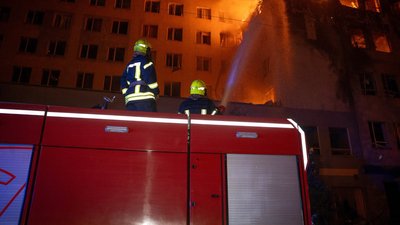 РФ атакувала бізнес-центр в Одесі: пошкоджені дах, фасад і стіни