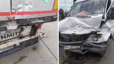 На Житомирщині мікроавтобус зіштовхнувся з вантажівкою – двоє людей травмувалися