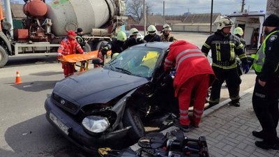У Запоріжжі сталася ДТП: в автівці затисло чоловіка — ДСНС