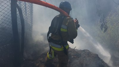 Горіла суха трава. На Миколаївщині сталися дві пожежі через російські обстріли Горіла суха трава. На Миколаївщині сталися дві пожежі через російські обстріли