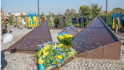 У Маріуполі окупанти демонтують Меморіал пам'яті загиблим українським військовим