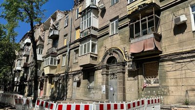 У Дніпрі у будинку, який був пошкоджений через атаку РФ, почали встановлювати вікна: коли закінчать роботи