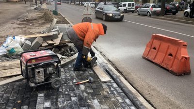 Роботи відновили з мінімальним фінансування: у Луцьку триває ремонт проспекту Волі