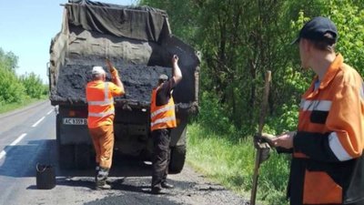 На Волині ліквідовують вибоїні на дорозі регіонального значення