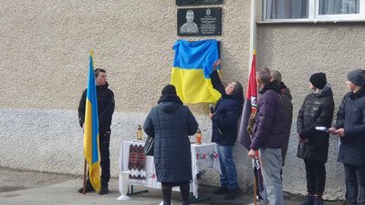 Погодився служити без вагань: на Тернопільщині встановили меморіальну дошку військовому медику Погодився служити без вагань: на Тернопільщині встановили меморіальну дошку військовому медику