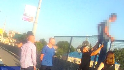 "Більше так не роби": у Рівному копи не дали чоловіку стрибнути з мосту
