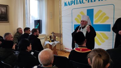 Тернопільський Карітас передає сім'ям загиблих захисників закордонні пакунки з допомогою Тернопільський Карітас передає сім'ям загиблих захисників закордонні пакунки з допомогою
