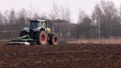 Підживлюють озимий ріпак та зернові культури: на Волині розпочалася весняна посівна Підживлюють озимий ріпак та зернові культури: на Волині розпочалася весняна посівна