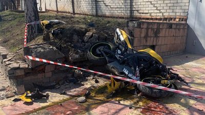 Мотоцикліст, який врізався в паркан в Харкові, отримав травму голови Мотоцикліст, який врізався в паркан в Харкові, отримав травму голови
