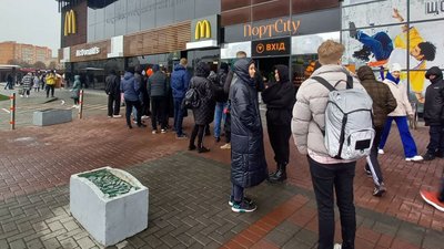 Ресторан McDonald's відновив роботу у Луцьку. Біля ресторану – черга