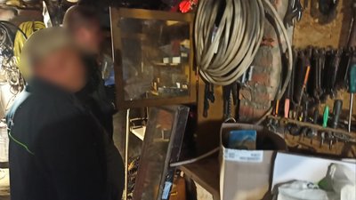 Гранати, тротилову шашку та набої: черкащанин вдома зберігав боєприпаси, їх вилучили Гранати, тротилову шашку та набої: черкащанин вдома зберігав боєприпаси, їх вилучили