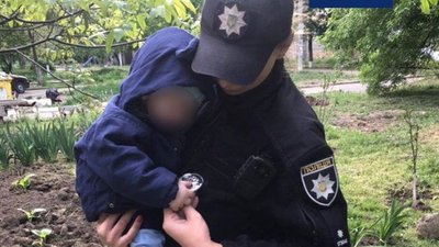 Патрульні поліцейські Херсона врятували немовля Патрульні поліцейські Херсона врятували немовля