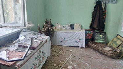 На фото одна з кімнат будинку культури. Там розташований музей. Його експонати засипані уламками скла, 21 серпня 2023. На фото одна з кімнат будинку культури. Там розташований музей. Його експонати засипані уламками скла, 21 серпня 2023.