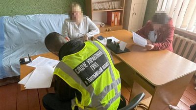 Підприємці залучили до схеми медпрацівницю з Рівненщини. Фото: Поліція Підприємці залучили до схеми медпрацівницю з Рівненщини. Фото: Поліція