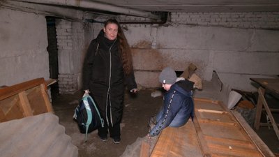 Ховатися ніде. Кропивничанка не може потрапити в укриття, бо воно зачинене