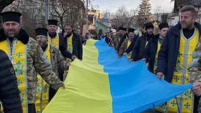 Чернівчани під час ходи розгорнули прапор України Чернівчани під час ходи розгорнули прапор України