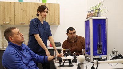 Відновлюють після травм та інсультів. У Чернівецькій обласній лікарні реабілітують пацієнтів на сучасних тренажерах Відновлюють після травм та інсультів. У Чернівецькій обласній лікарні реабілітують пацієнтів на сучасних тренажерах