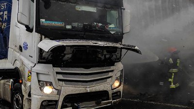Внаслідок зіткнення двох вантажівок виникла пожежа Внаслідок зіткнення двох вантажівок виникла пожежа