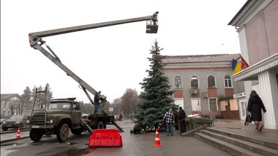 У Золотоноші встановлюють ялинку до свят