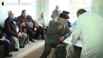 Черги і непорозуміння: у Хмельницькому почали вакцинувати людей старше 80 років