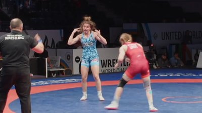 Італійка Руссо демонструє арбітру, що Грушина хапає її за волосся Італійка Руссо демонструє арбітру, що Грушина хапає її за волосся