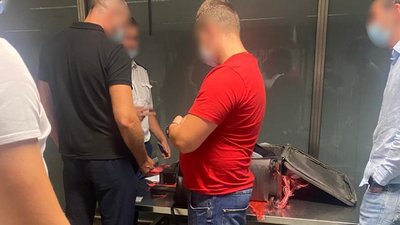 В аеропорту "Бориспіль" в українців вилучили партію iPhone на мільйон гривень В аеропорту "Бориспіль" в українців вилучили партію iPhone на мільйон гривень