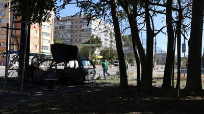 Обстріли Херсона, комунальники, згоріле авто