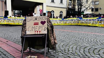 У Мукачеві триває акція на підтримку військових, які перебувають у полоні