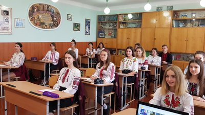 Як радіодиктант писали в старшокласники та вчителі луцької гімназії
