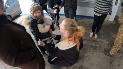 "Не потрібно щоб діти перебували на війні": "Білі янголи" евакуюють людей з Бахмута "Не потрібно щоб діти перебували на війні": "Білі янголи" евакуюють людей з Бахмута