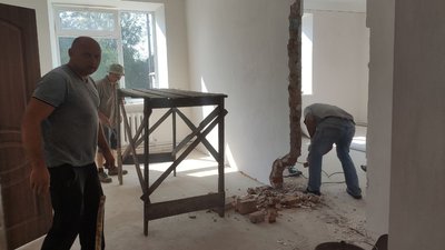 Жителі Коропця ремонтують приміщення під ЦНАП