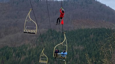 Застрягли на крісельному підйомнику Застрягли на крісельному підйомнику