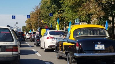 У День Незалежності харків’яни проїхалися центром міста з державними прапорами У День Незалежності харків’яни проїхалися центром міста з державними прапорами