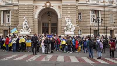 В центрі Одеси зібралися херсонці, аби відсвяткувати звільнення міста. ФОТО В центрі Одеси зібралися херсонці, аби відсвяткувати звільнення міста. ФОТО