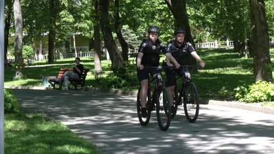 Поліцейські на велосипедах в парку