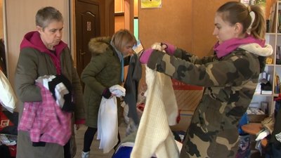 Черкаські волонтери допомагають армії і переселенцям ліками та речами першої необхідності Черкаські волонтери допомагають армії і переселенцям ліками та речами першої необхідності