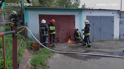 Сусідська іскра: у Рівному загорівся гараж, машину бійці ДСНС врятували Сусідська іскра: у Рівному загорівся гараж, машину бійці ДСНС врятували